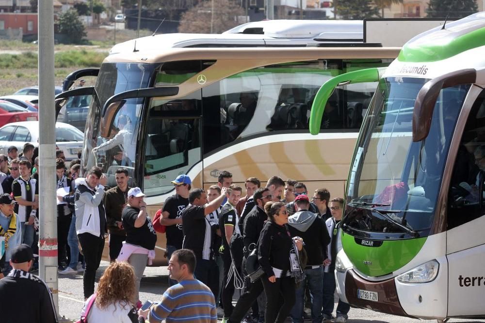 Salida de los jugadores y las peñas del FC Cartagena hacia Murcia para el derbi