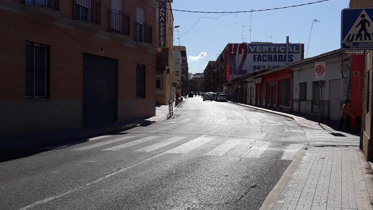 Paso de cebra, con la acera de la derecha en Burjassot, y la izquierda en Godella