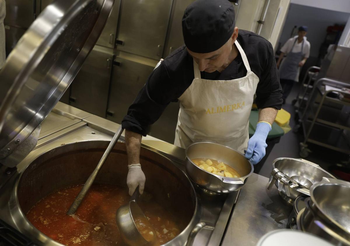 El "campanu del mar", marmitaco solidario en la Cocina Económica