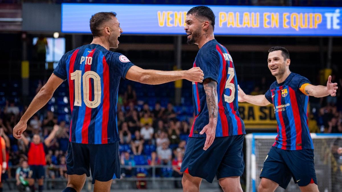 Pito y Matheus celebran un gol del Barça en el primer partido de la final contra el Jaén
