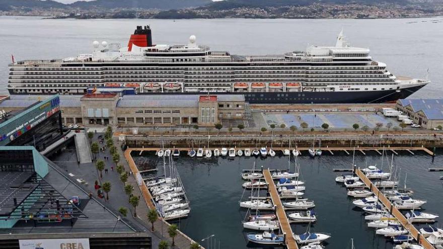 El &quot;Queen Elizabeth&quot; atracado ayer en el muelle de trasatlánticos tras desviarse de su travesía. // M. G. Brea