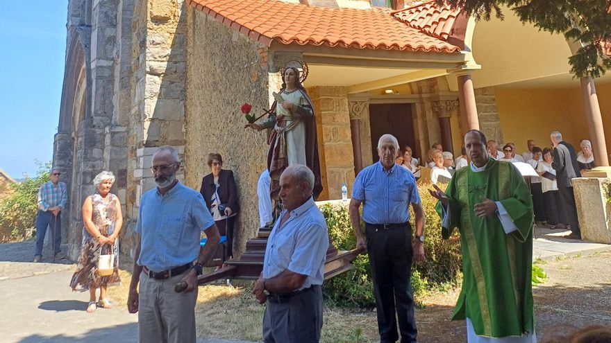 Santa Marina celebró procesión con el Coro Errante de la Comarca de la Sidra