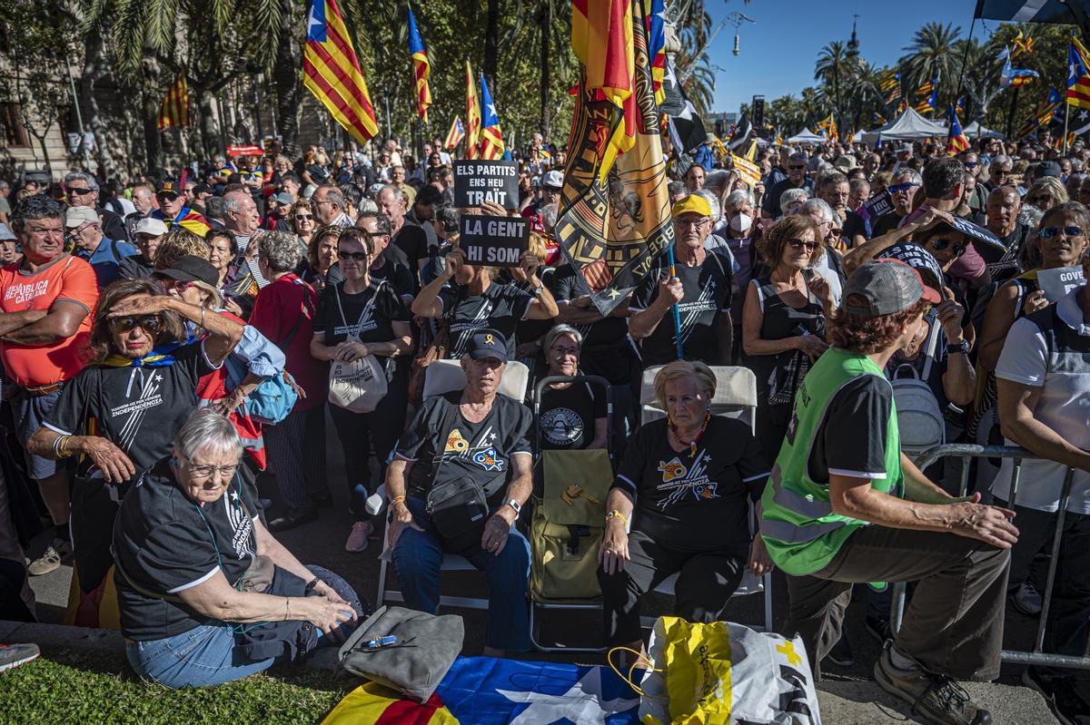 Más de 60.000 personas, según la organización, se citan bajo el Arc de Triomf de Barcelona para reivindicar el 1-O Abucheos a Forcadell y Rovira y aclamación a Puigdemont en el acto convocado por el Consell per la República