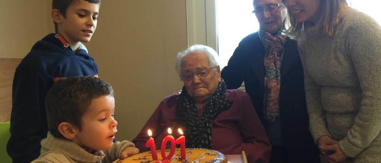 Isabel Concha se dispone a soplar las velas en la residencia de Parres, rodeada de su familia.