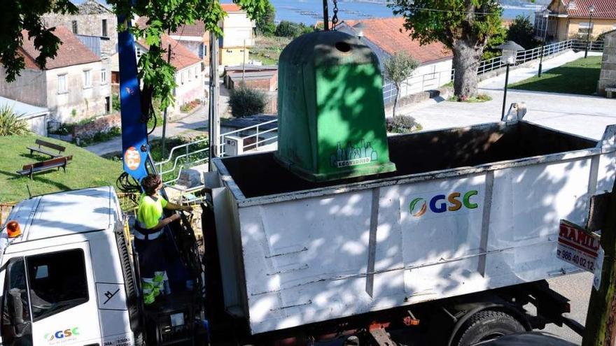 Un camión de Recolte (antes GSC) levanta un contenedor de vidrio para vaciar su contenido y trasladarlo a la planta.  // Gonzalo Núñez