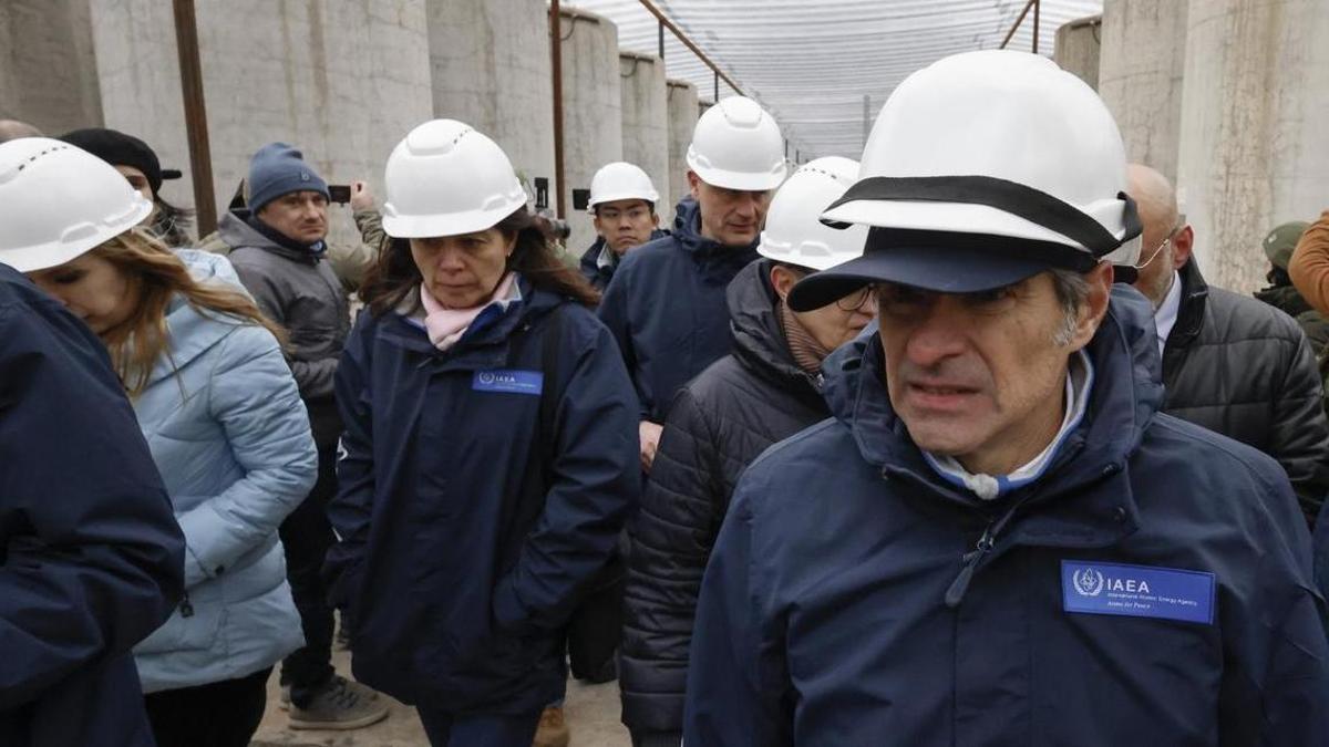 Rafael Grossi (dcha.) y los miembros de la OIEA, ayer, en la central de Zaporiyia.