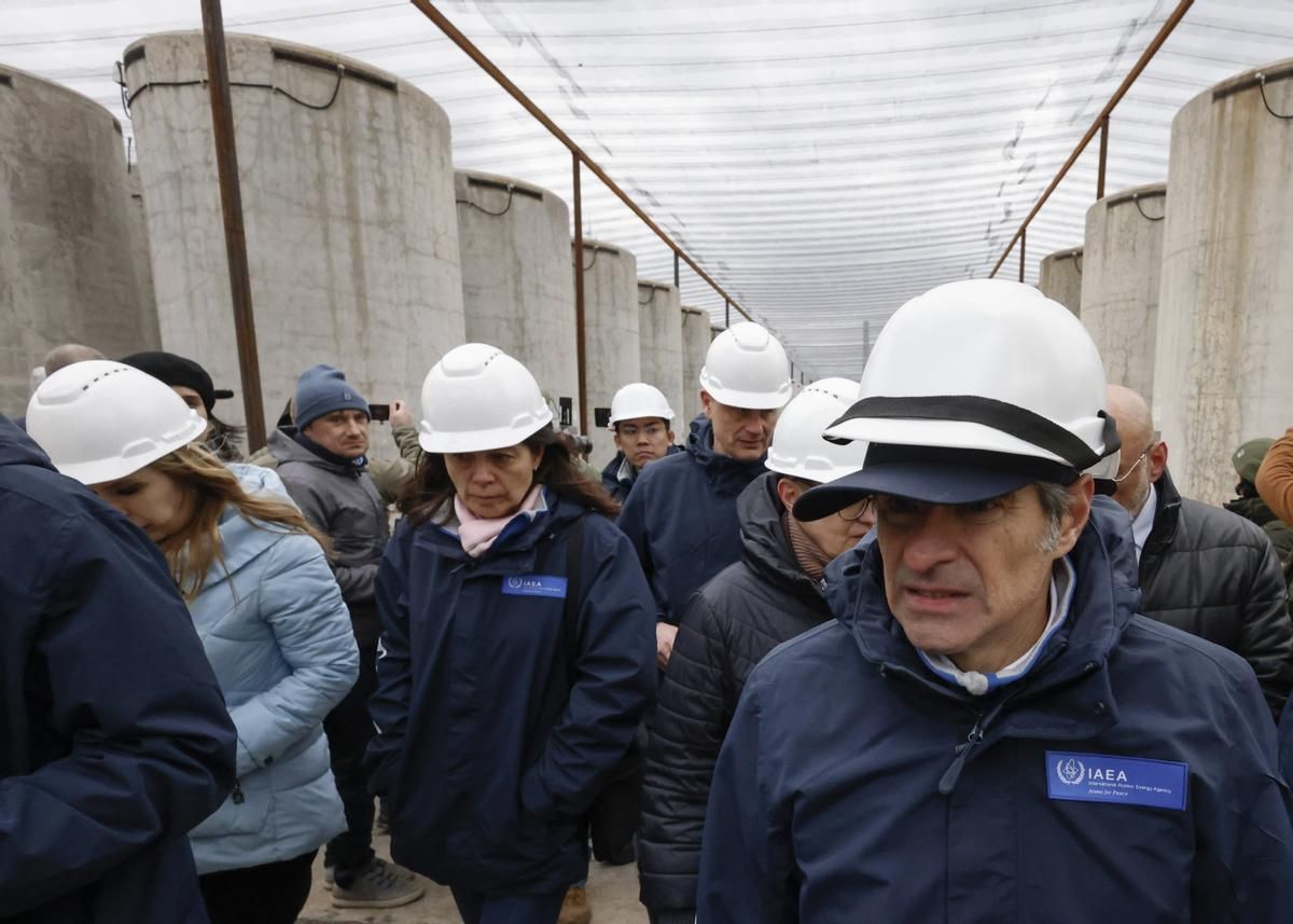 Rafael Grossi (dcha.) y los miembros de la OIEA, ayer, en la central de Zaporiyia.