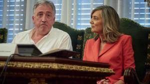 La alcaldesa saliente, Cristina Ibarrola, con Joseba Asirón, próximo alcalde de Pamplona