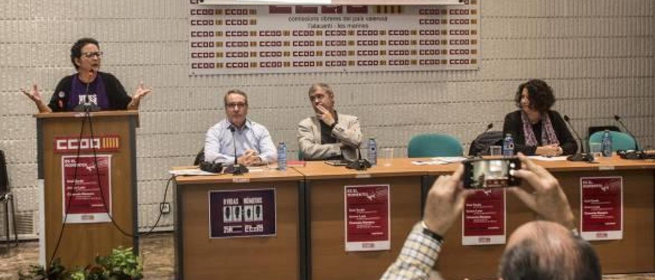 Un momento de la asamblea de delegados celebrada ayer en la sede de CC OO Alicante.