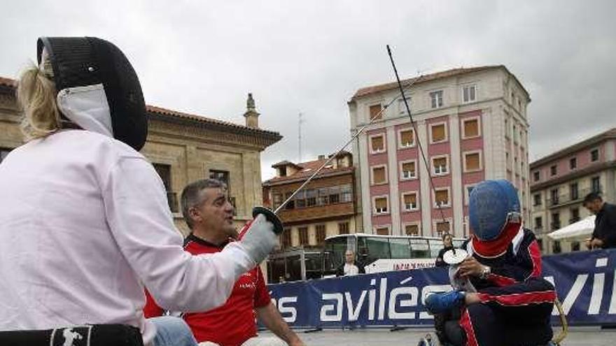 Una jornada de divulgación del deporte adaptado celebrada este año en la plaza del Ayuntamiento de Avilés.