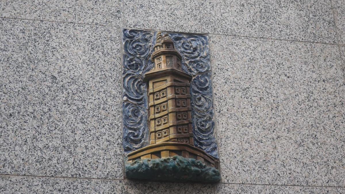 Este edificio de A Coruña cuenta con un mosaico de la Torre de Hércules sobre el portal
