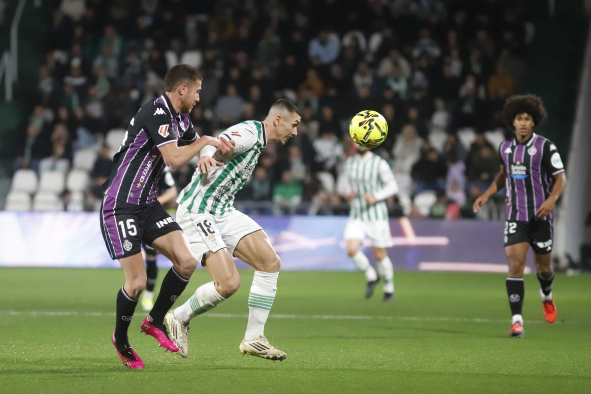Adrián Fuentes pugna por el esférico durante el Córdoba CF-Real Valladolid.