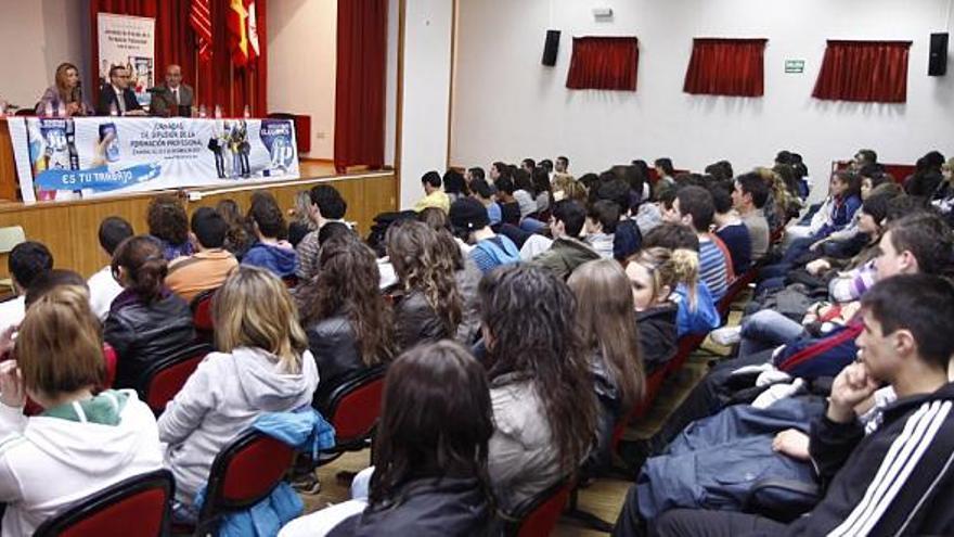 Alicia García y Marino Arranz, durante la presentación de la mesa redonda en el instituto Río Duero.