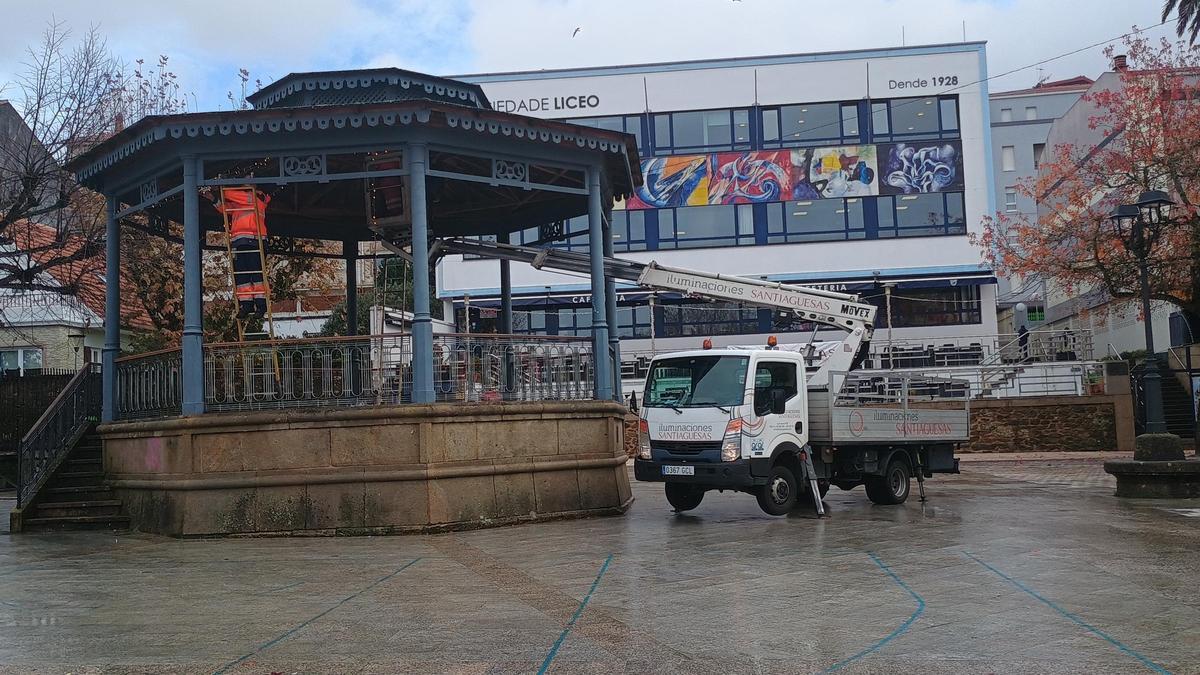 Instalación do alumeado de Nadal en Noia.