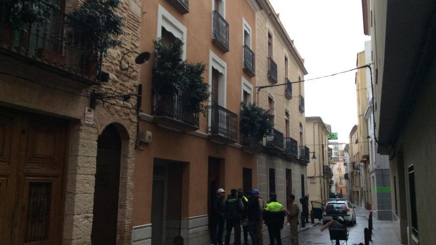 El techo de una casa de Pego se hunde con dos personas dentro