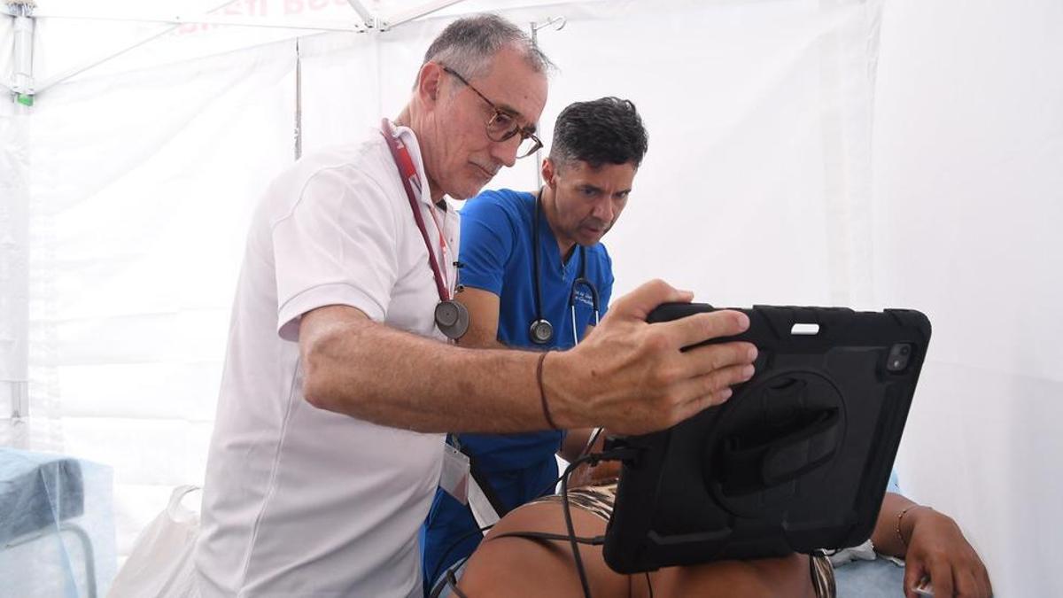 Arranza (polo blanco) atiende a una de las víctimas de los terremotos de junio.