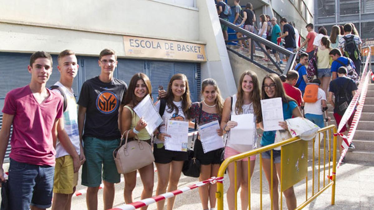 Centenares de estudiantes hicieron cola ante las oficinas del Valencia Basket