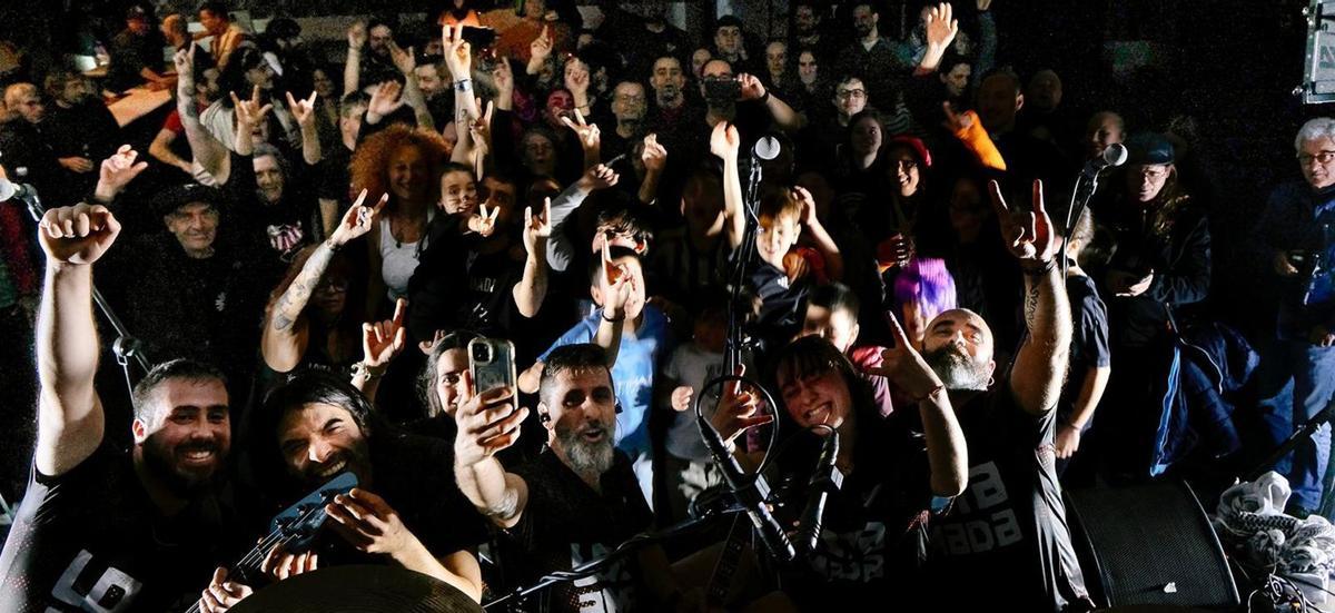 Integrantes de Loita Amada, rodeados polo público na Sala Nicol’s. |