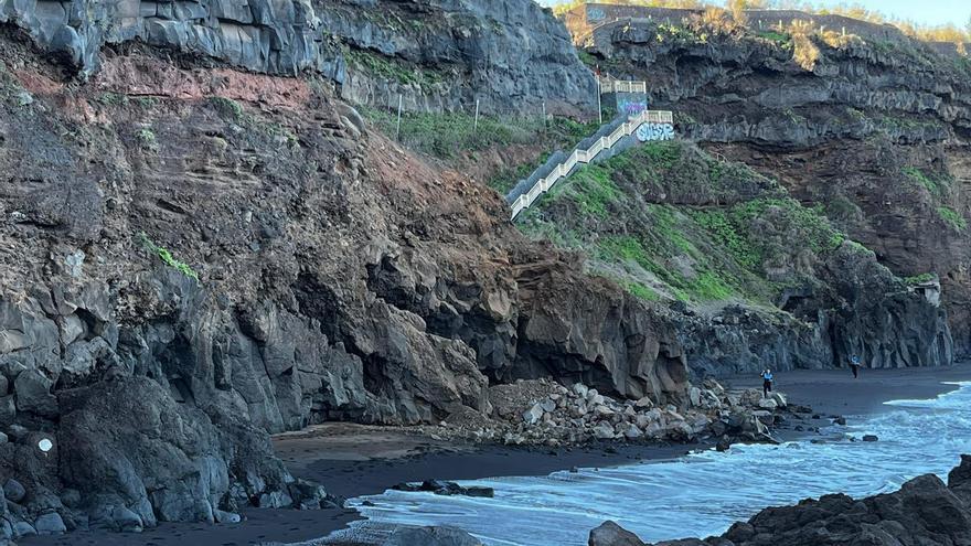 Temeridad en una playa de Tenerife: se saltan el cierre del acceso pese al gran riesgo de derrumbe