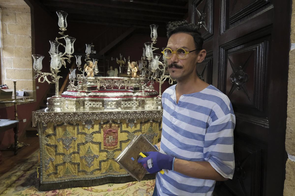 Iván Arencibia mientras revisa el trono de la Virgen