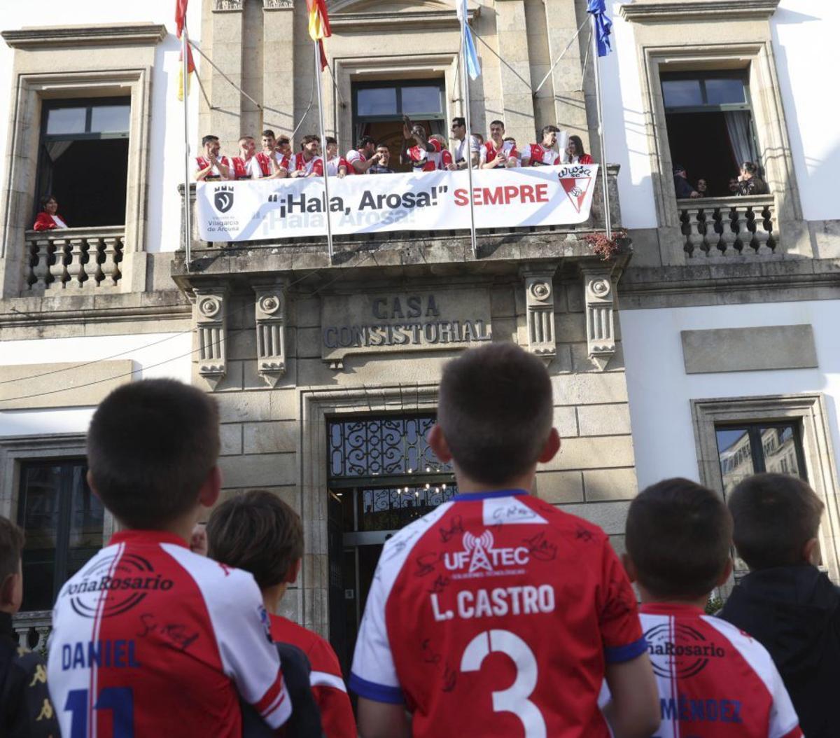 Los más pequeños miraban a los jugadores como ídolos. | NOÉ PARGA