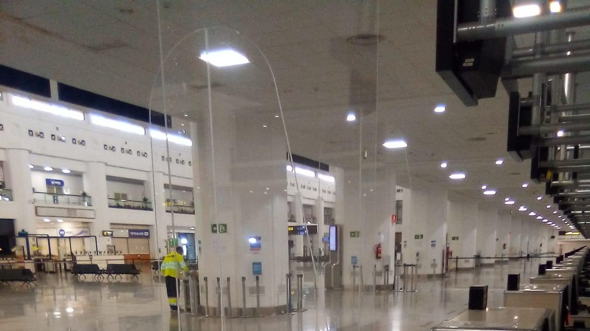 Un mostrador con mamparas instaladas en el Aeropuerto de Málaga.