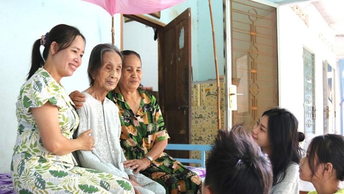 Trinh Thi Khong i la seva família