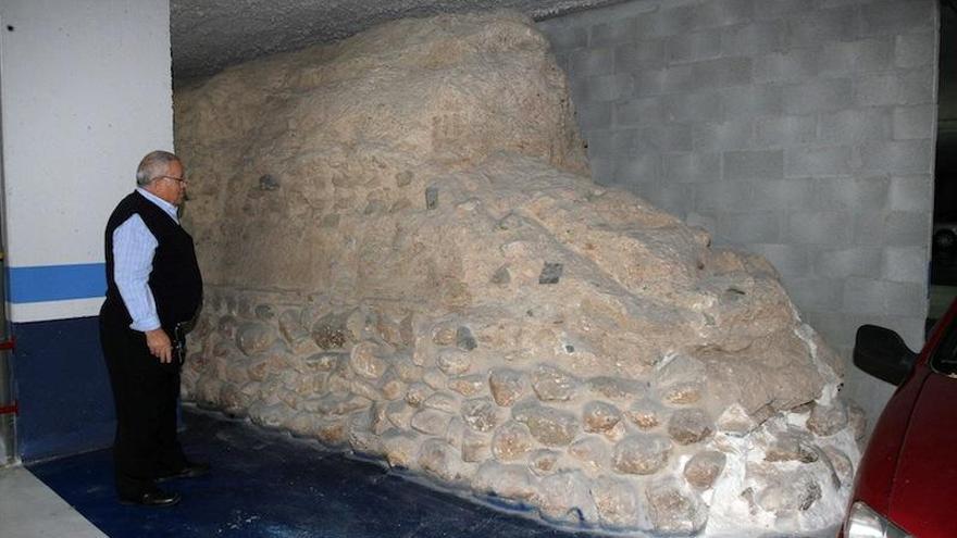 Continuación del mismo muro del Attabanin en el parking de un edificio vecino.