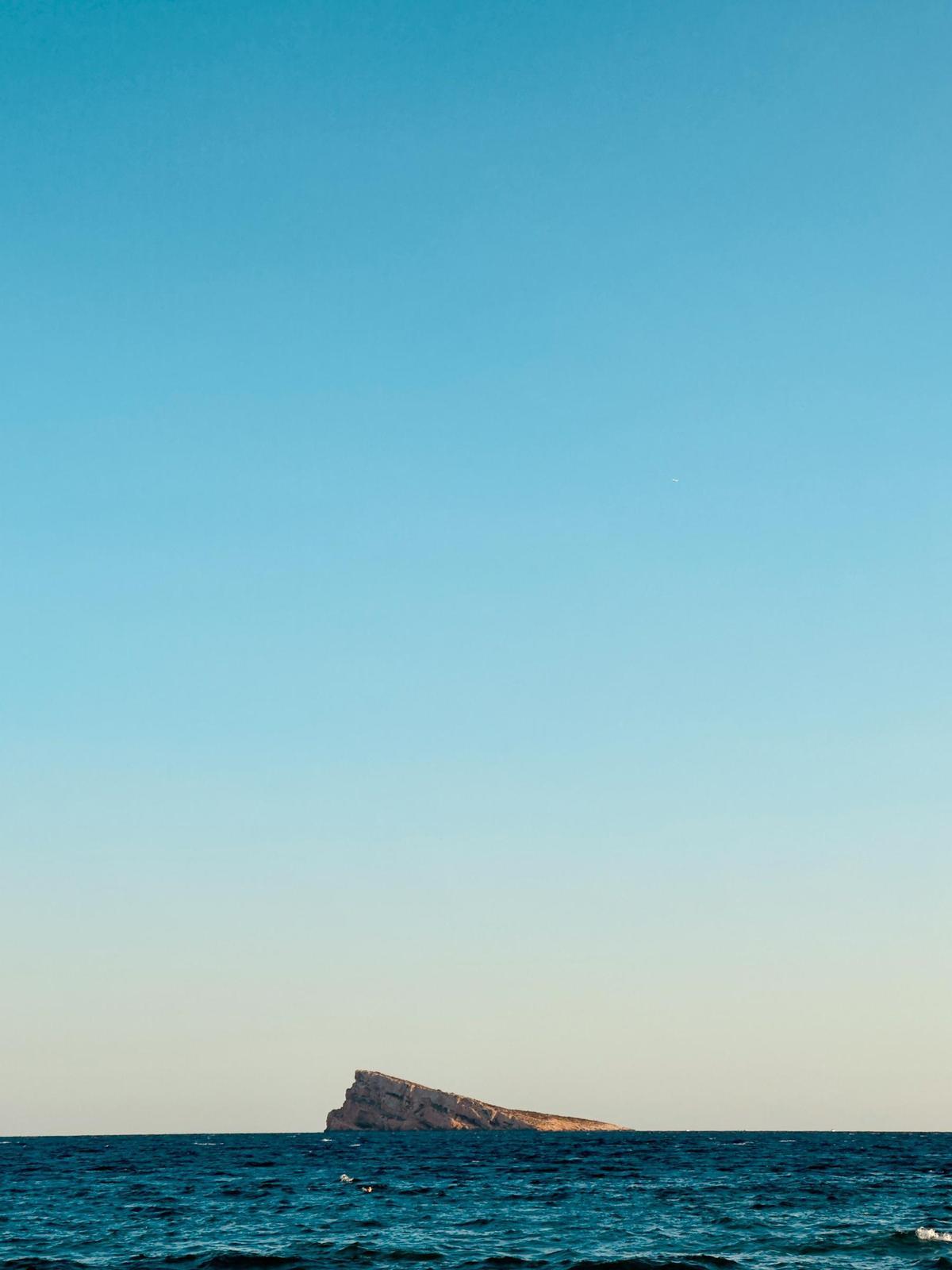La isla de Benidorm, situada frente a la costa de la ciudad