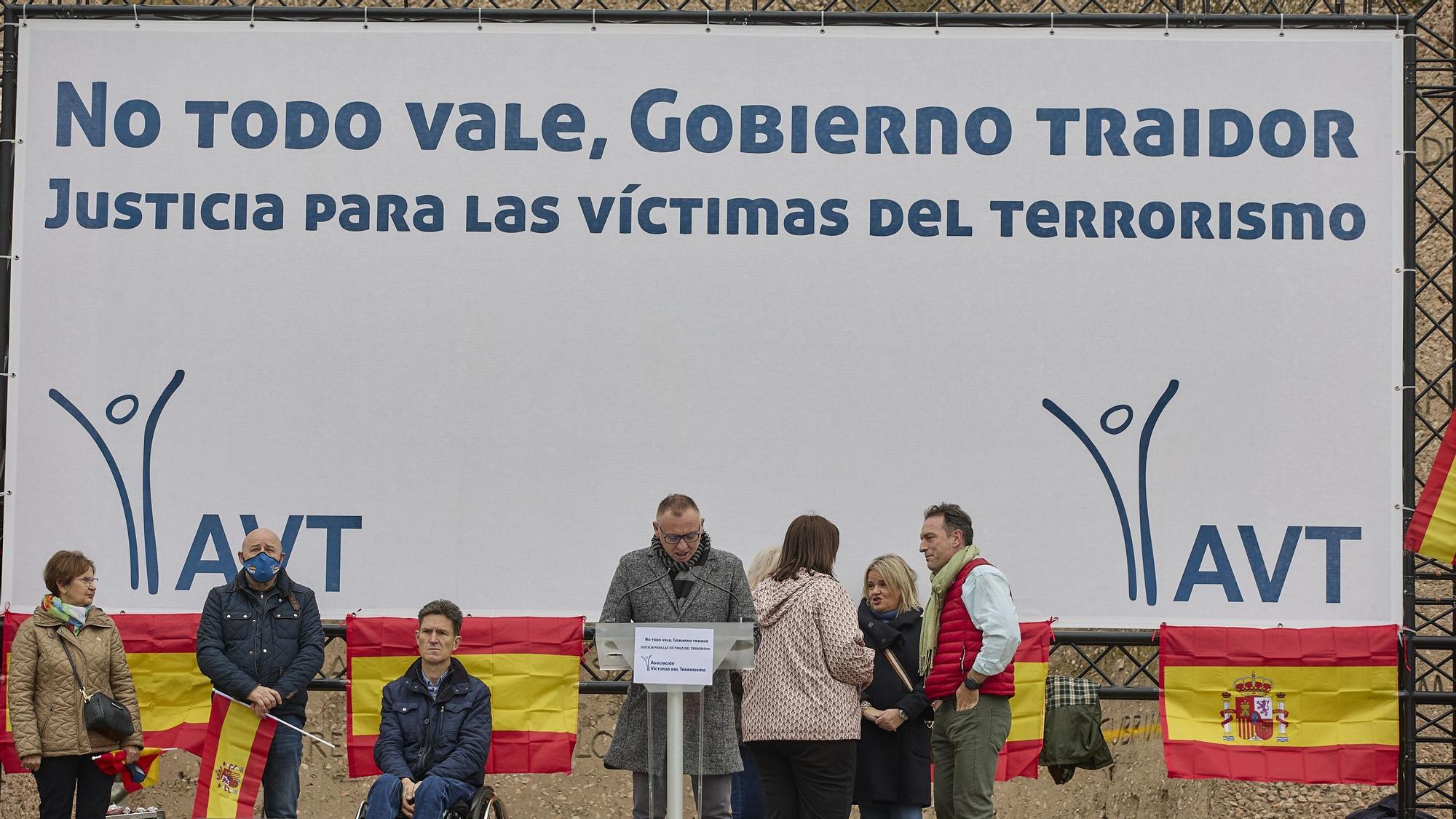 Un portavoz de la AVT habla durante la manifestación a favor de las víctimas del terrorismo, en la Plaza de Colón de Madrid.