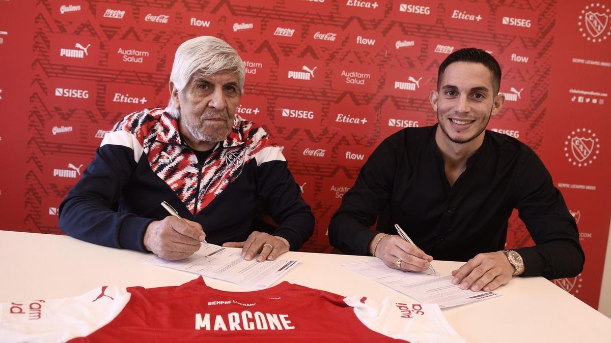 Marcone firma su nuevo contrato con Independiente.