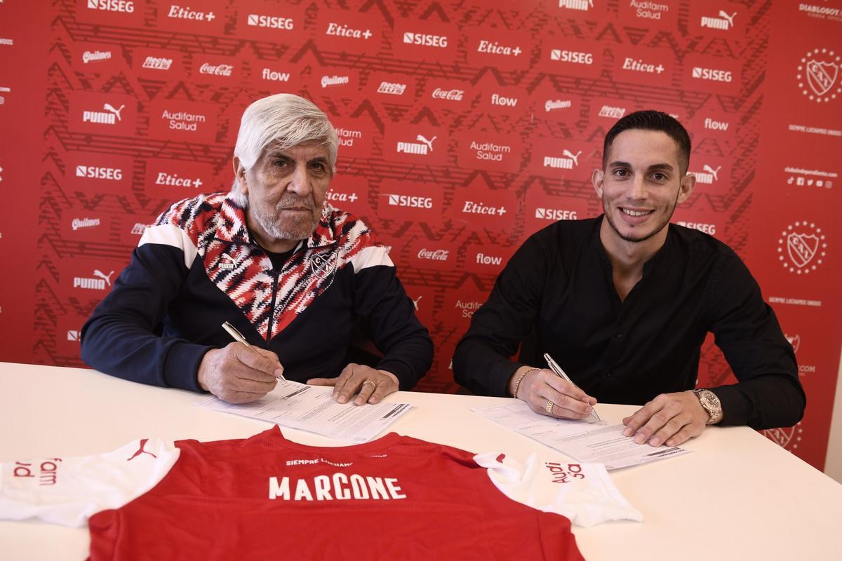 Marcone firma su nuevo contrato con Independiente.