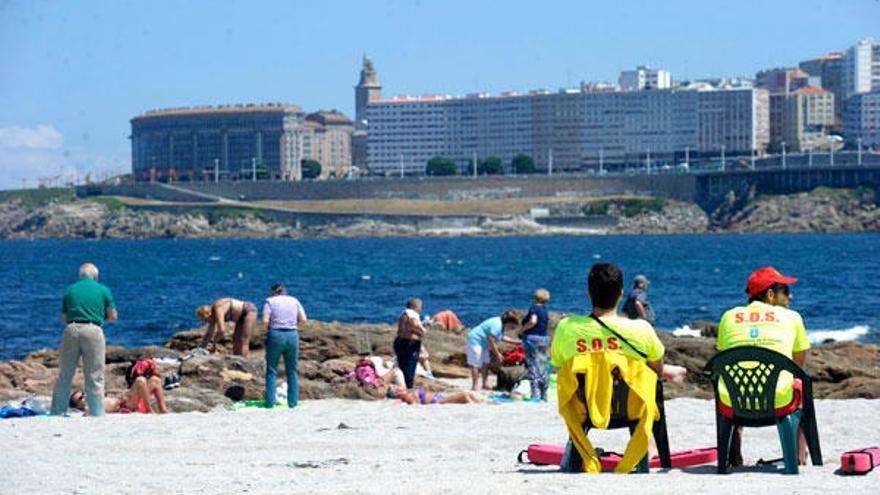 Socorristas este verano en Riazor.