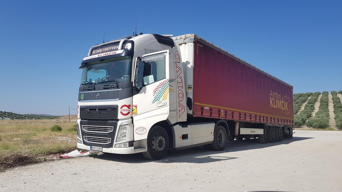 Imagen del trailer que conducía el camionero encontrado muerto en Lucena.