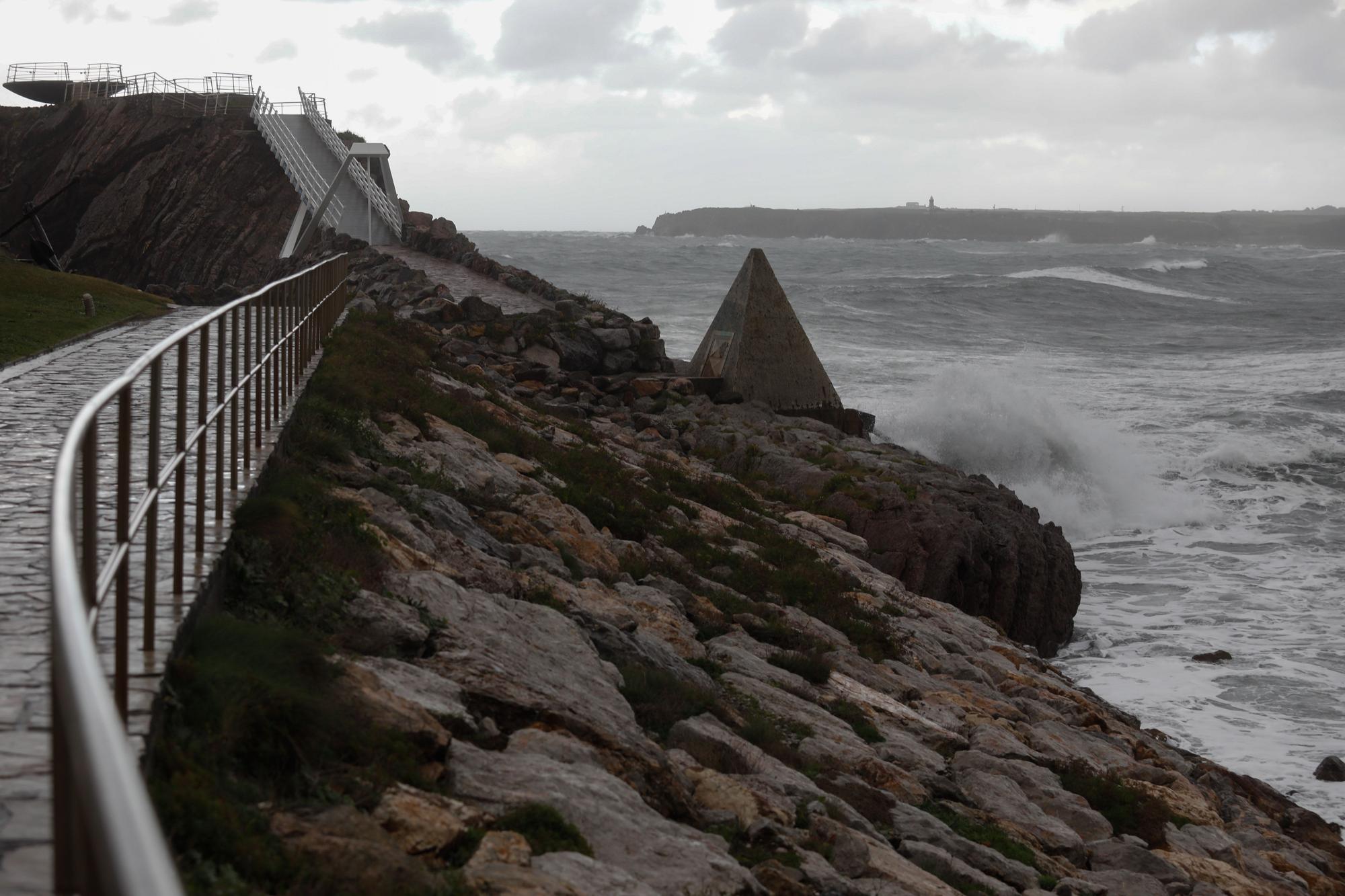 EN IMÁGENES: Olas de más de 7 metros y fuertes vientos al paso de la primera borrasca del otoño en Asturias