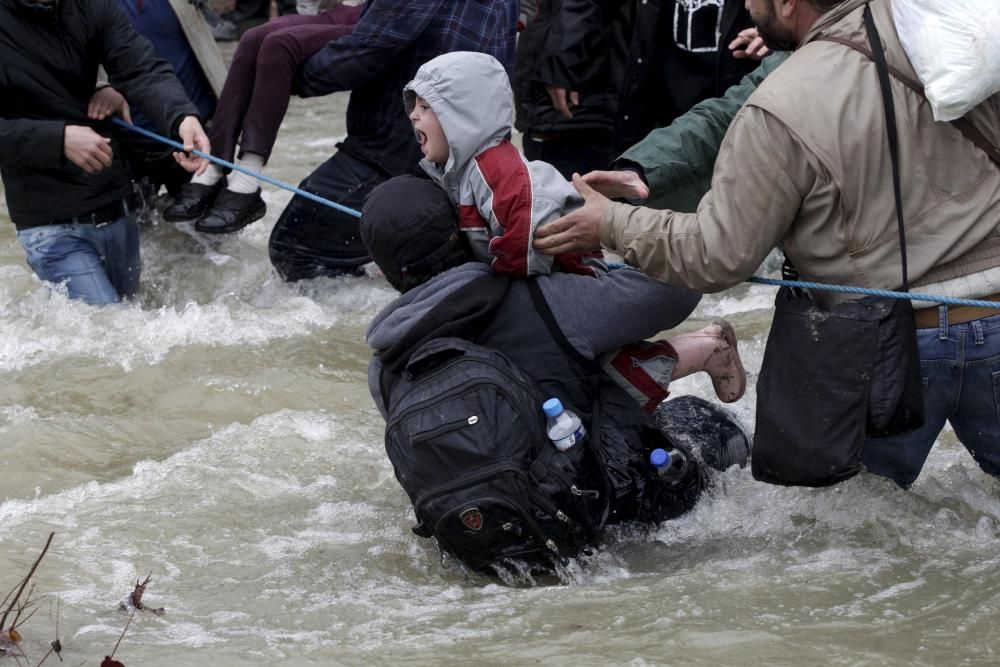 Miles de refugiados cruzan un río para acceder a Macedonia