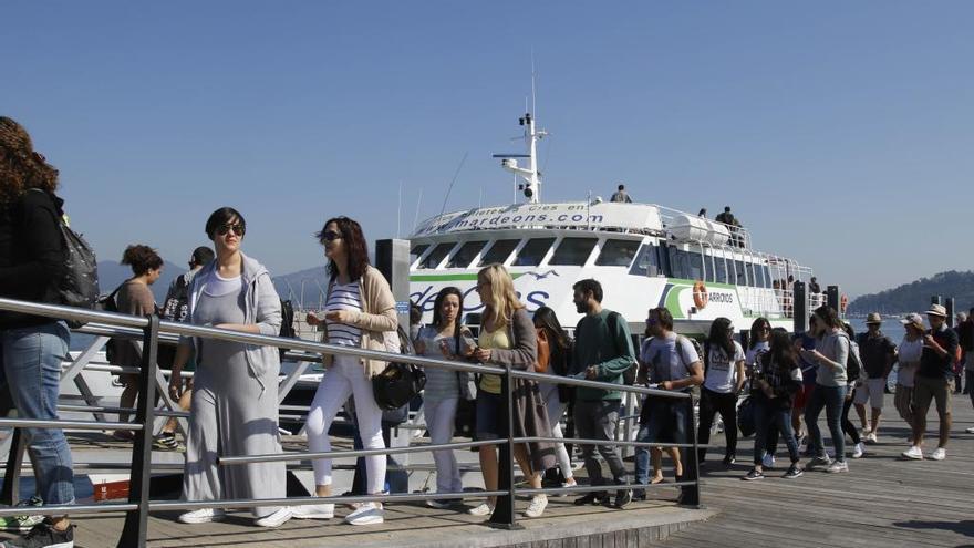 Colas para entrar en uno de los barcos de Cíes. // A. Villar