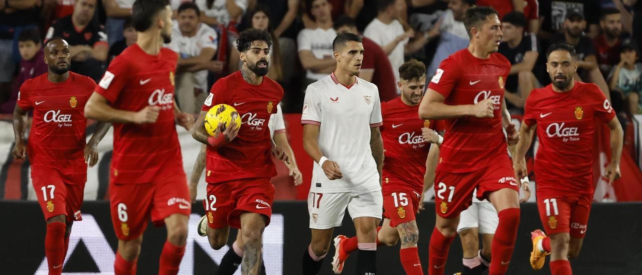 Samú Costa porta la pilota després de marcar el Mallorca el 2-1 en el descompte