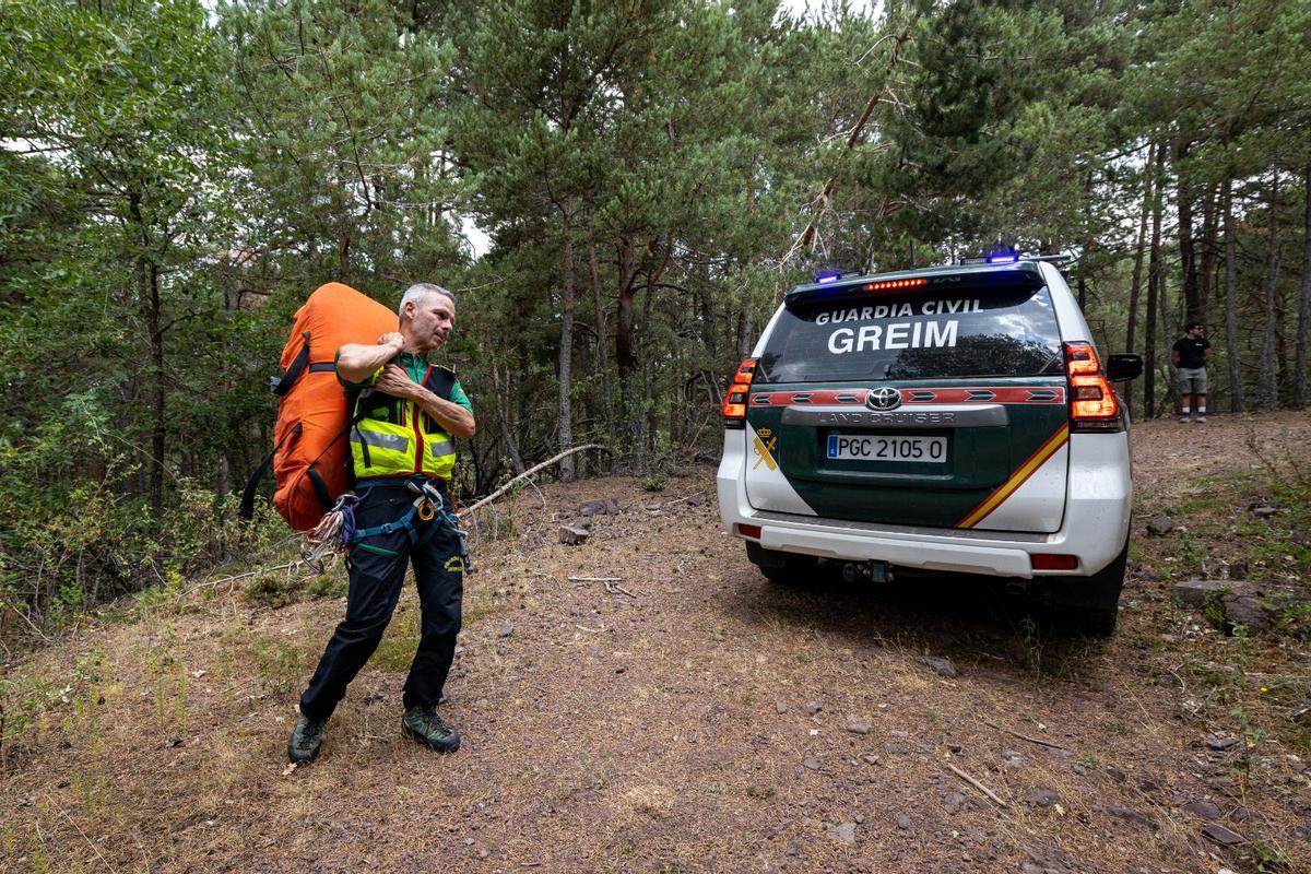 Dos de los integrantes de los grupos de rescate de la Guardia Civil en Benasque, este mes de julio.