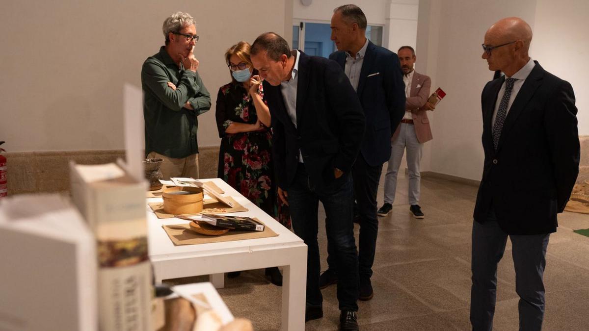 Autoridades observan un primer ámbito de la muestra de la Biblioteca. | Emilio Fraile