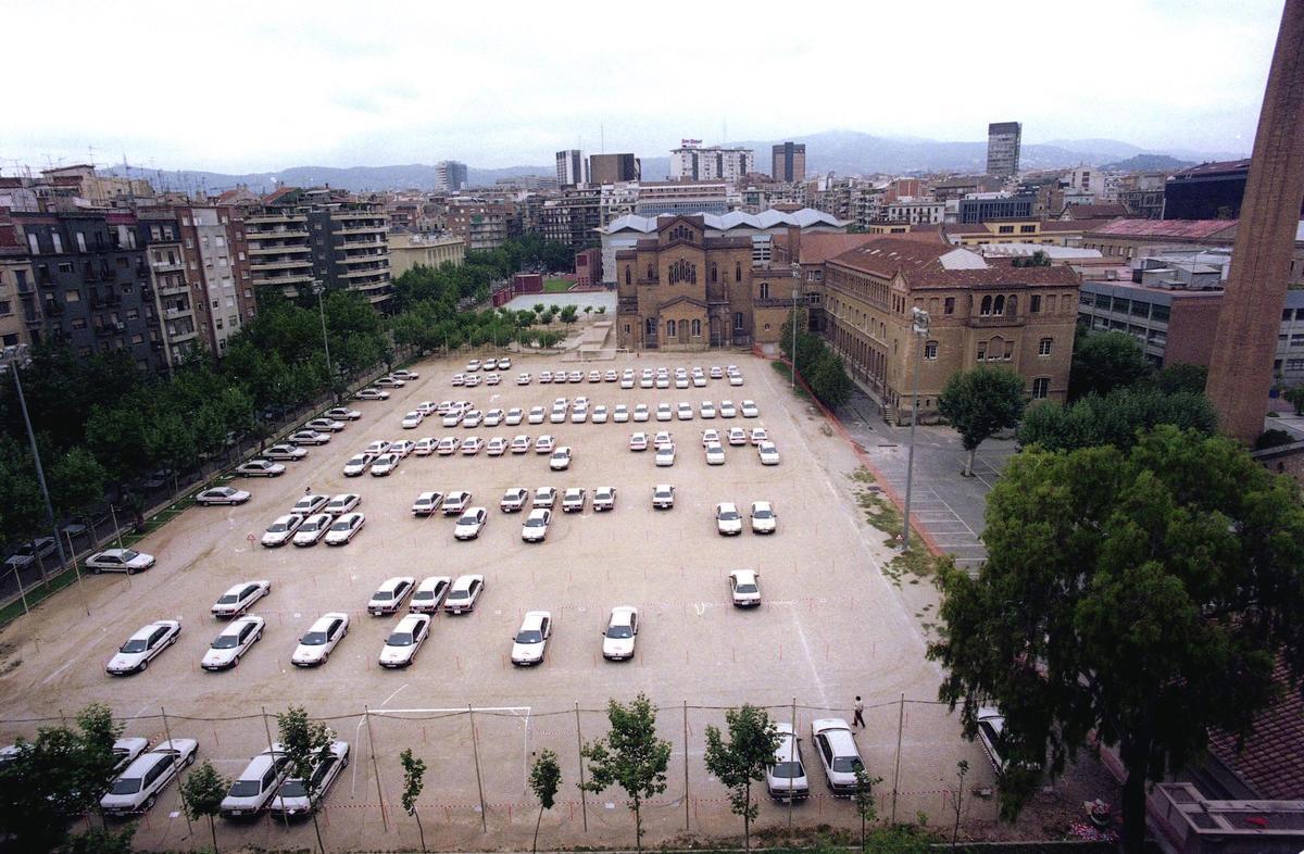 Vehículos oficiales aparcados en el recinto de la Escola Industrial, que se convirtió en uno de los párkings olímpicos durante los Juegos de Barcelona.