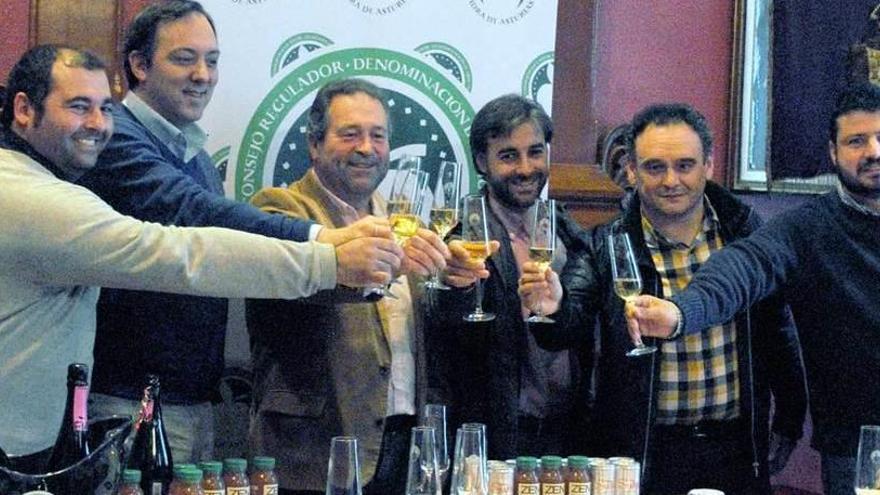 Saúl Bastián, Alejandro Vega, Rogelio Pando, Gerardo Fabián, Juan Cañal y Aitor García, ayer durante el brindis.