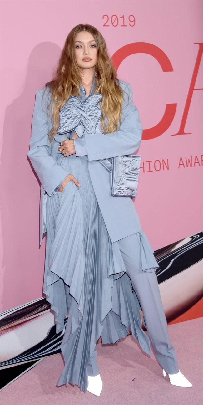 Look con falda plisada y pantalón de tiro alto