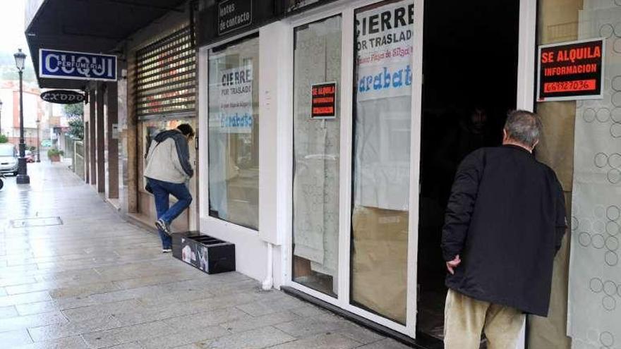 Varios comercios en el centro de Sanxenxo. // G. Santos