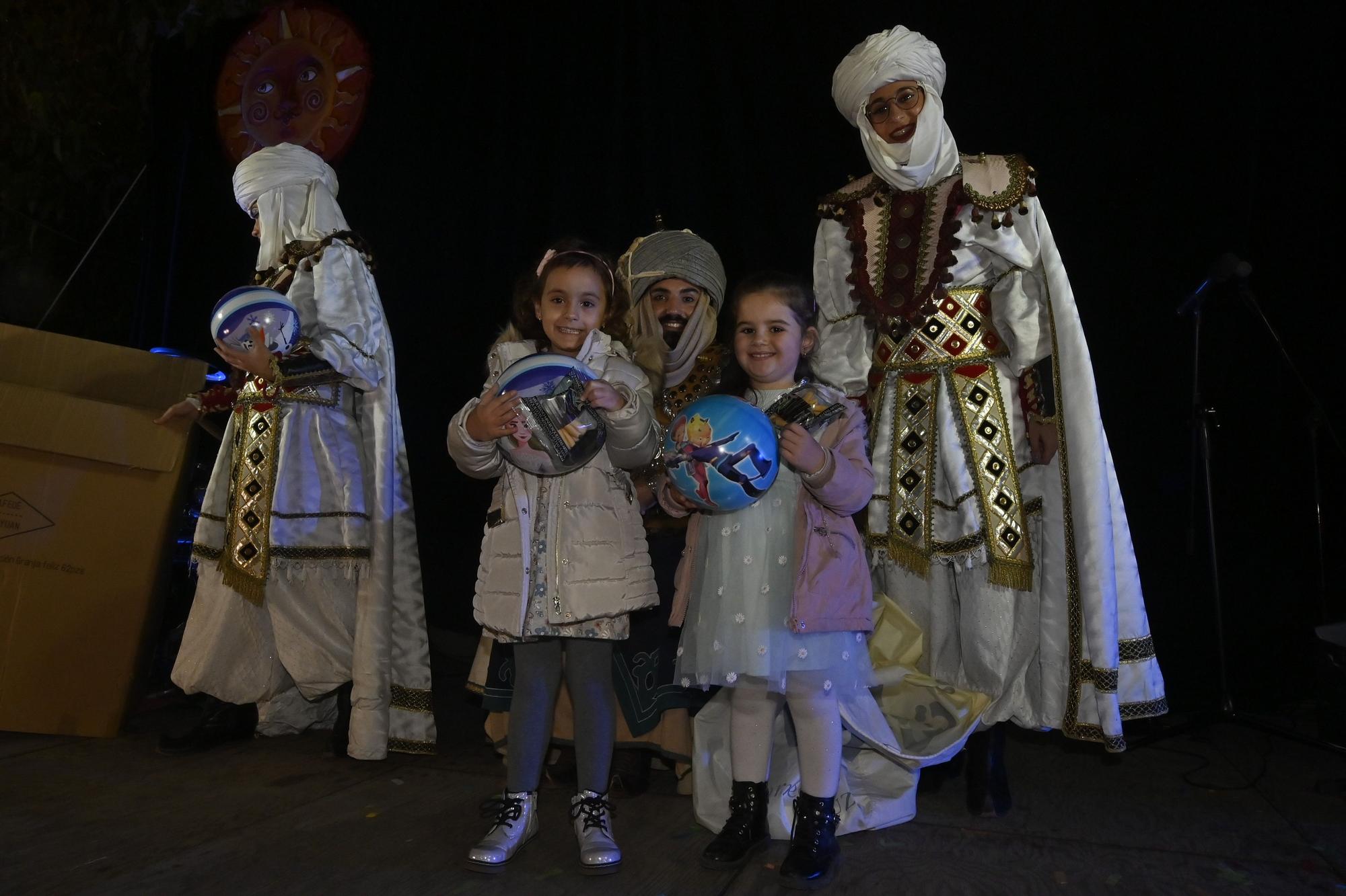 Los peques de Castelló entregan al Cartero Real las misivas con sus deseos. Encuentra tu foto.