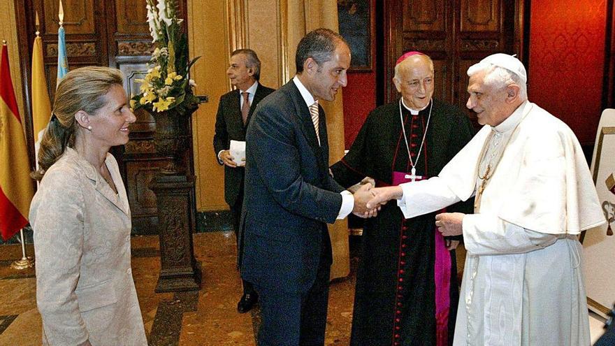 Francisco Camps saluda al papa Benedicto XVI en una audiencia del 9 de julio de 2006.