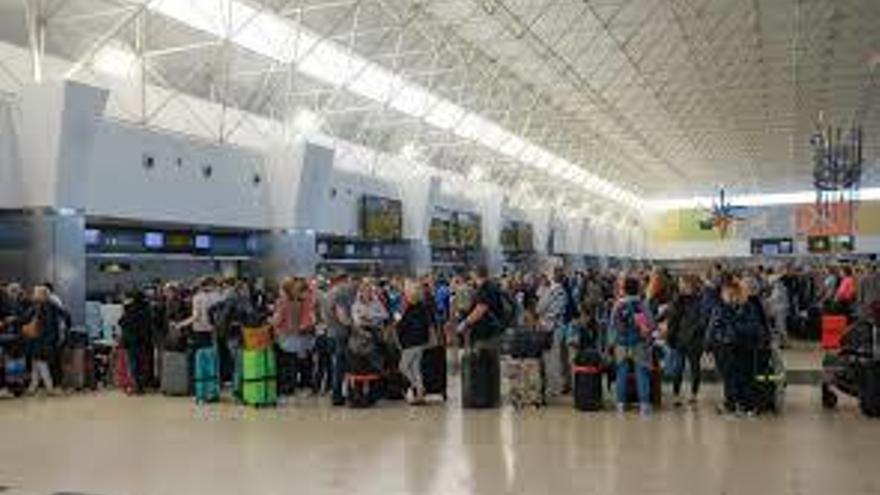 Más de 260.000 turistas salen de Canarias para retornar a sus países en la última semana.