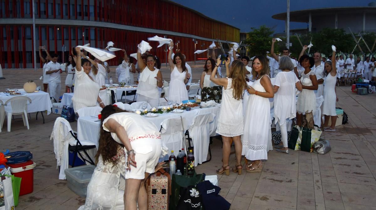 Cena en blanco junto a El alma del Ebro