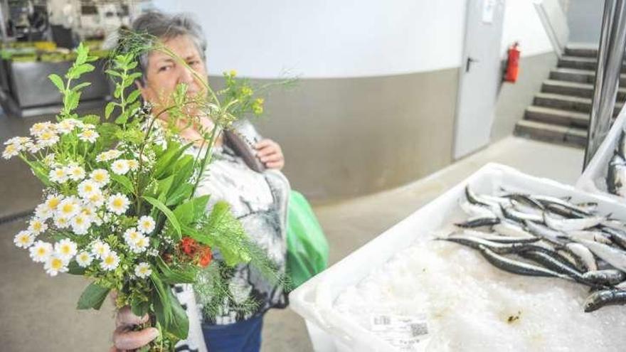 Una cliente del mercado de Vilagarcía con su ramo de las hierbas de San Xoán. // Iñaki Abella