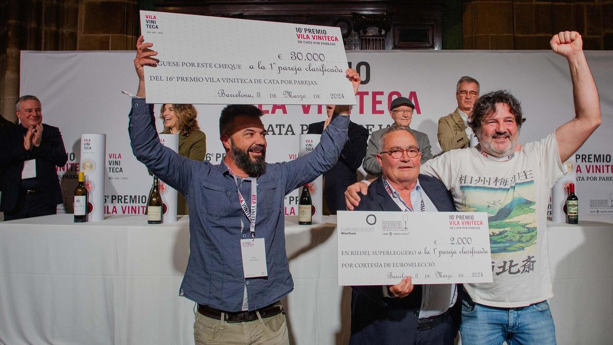 Ramon Jané y Antoni Carbó, ganadores del Premio Vila Viniteca de cata por parejas 2024, flanquean a Siscu Martí, organizador del concurso junto a Quim Vila.